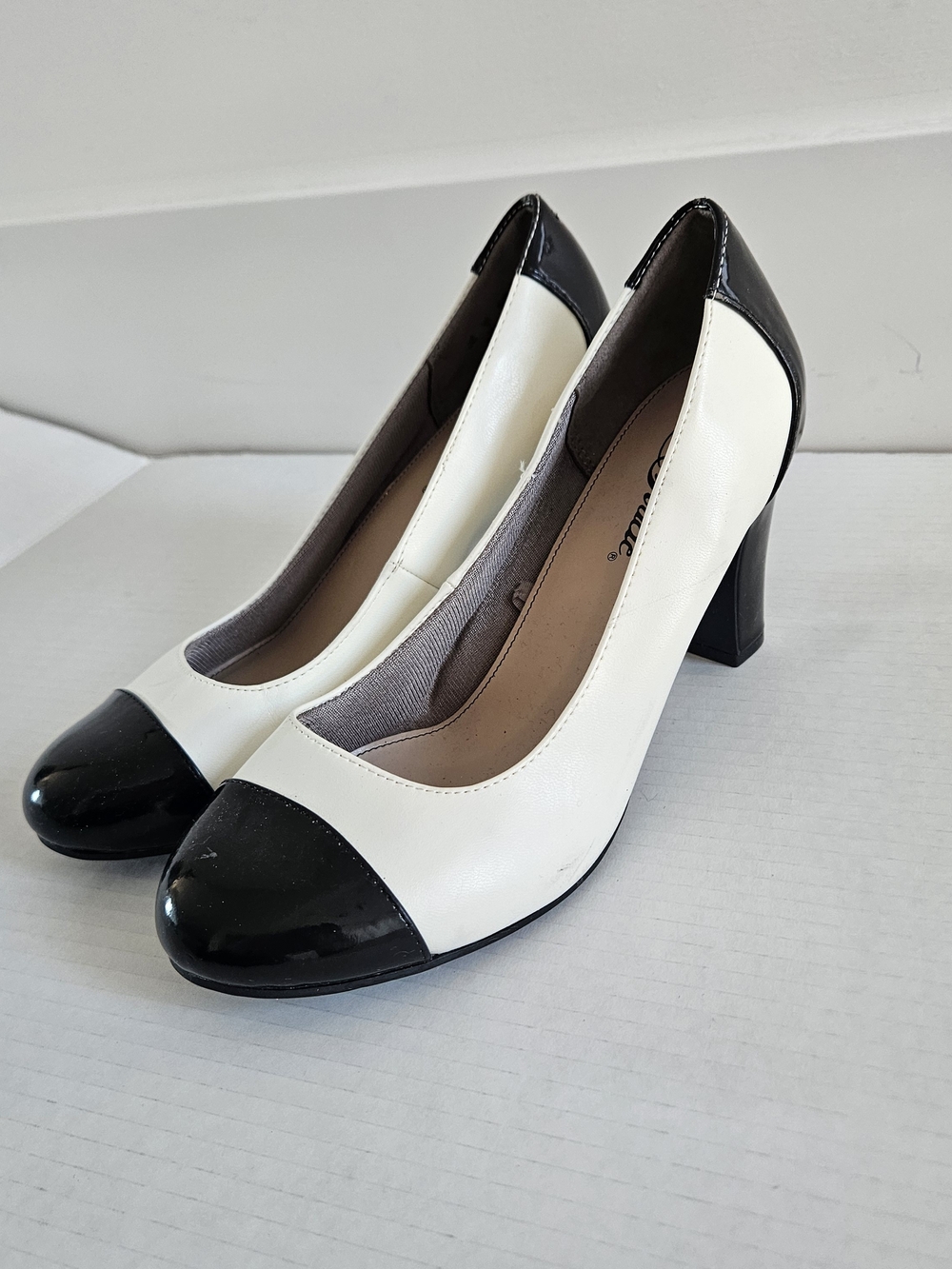 Life Stride Black and White Round-Toe Block Heel Pumps Sz 8